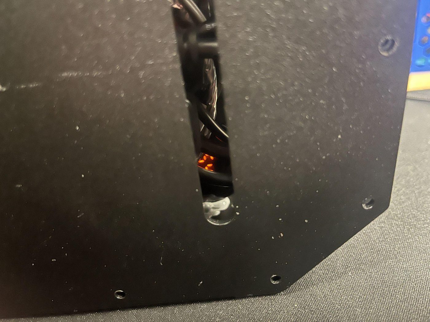 Battery percentage visible through the window in the box's base